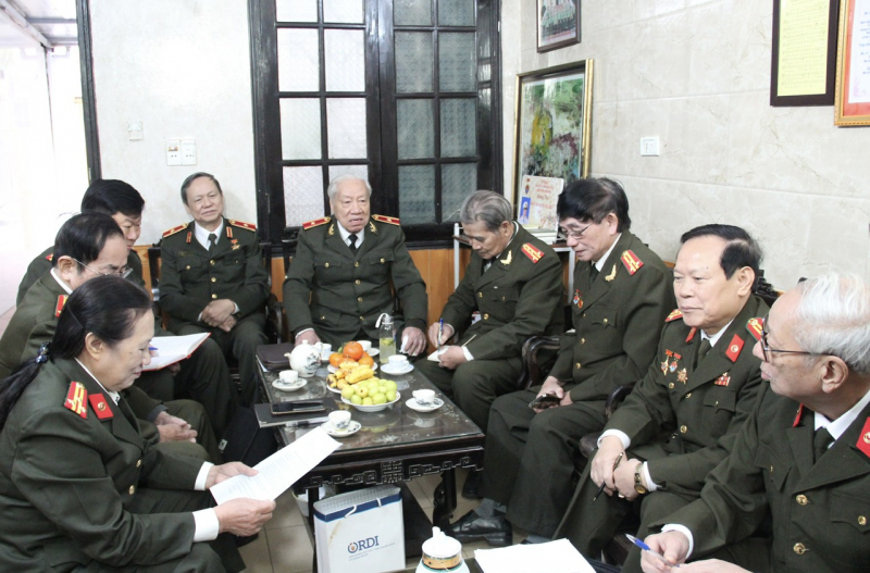 Ban liên lạc Công an chi viện chiến trường miền Nam đến thăm gia đình, thắp hương tri ân đồng chí Tô Quyền -0