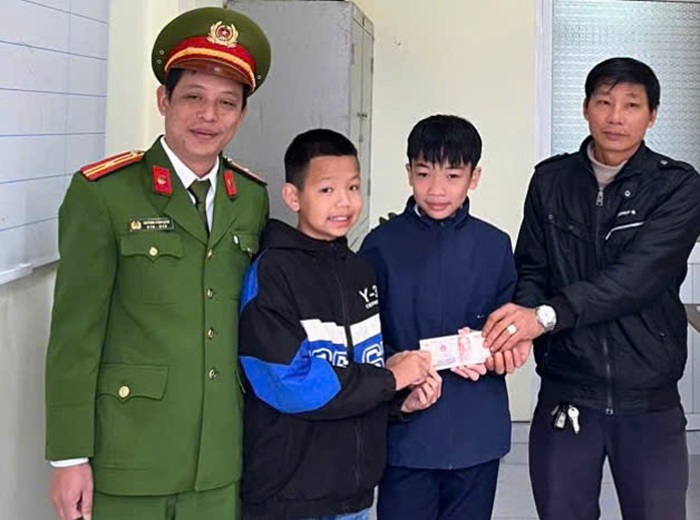 Hai học sinh tiểu học trả lại 10 triệu đồng cho người đánh rơi -0