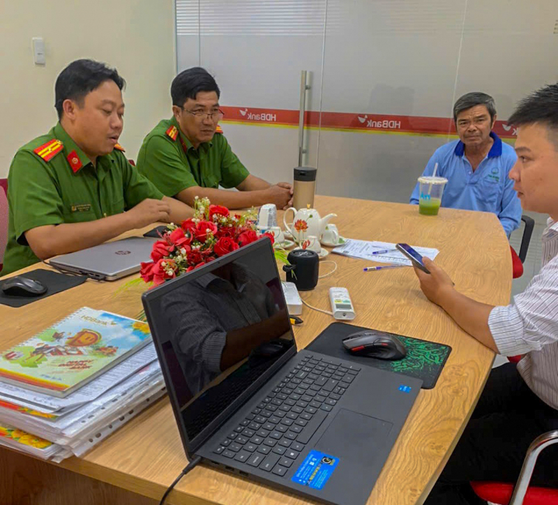 công an xã mỹ thuận và ông thám tại ngân hàng để hoàn tất các thủ tục chuyển lại tiền.jpeg -0