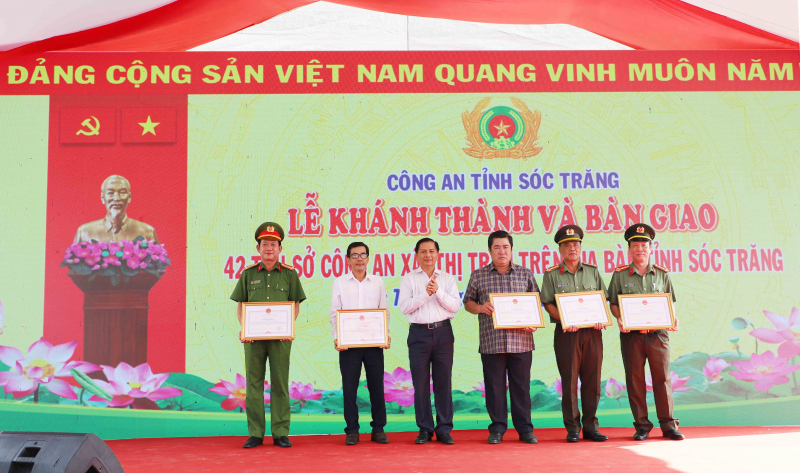 Bàn giao 42 trụ sở Công an cấp xã ở Sóc Trăng -0