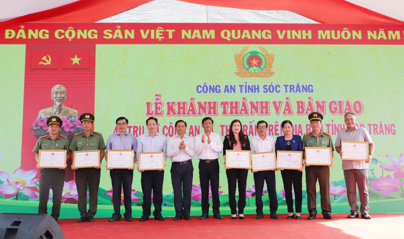 Bàn giao 42 trụ sở Công an cấp xã ở Sóc Trăng -1