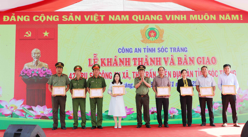 Bàn giao 42 trụ sở Công an cấp xã ở Sóc Trăng -0