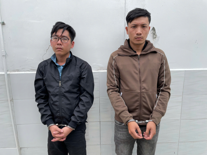 Bắt giữ 2 đối tượng buôn lậu hơn 1,2 tấn pháo nổ -0