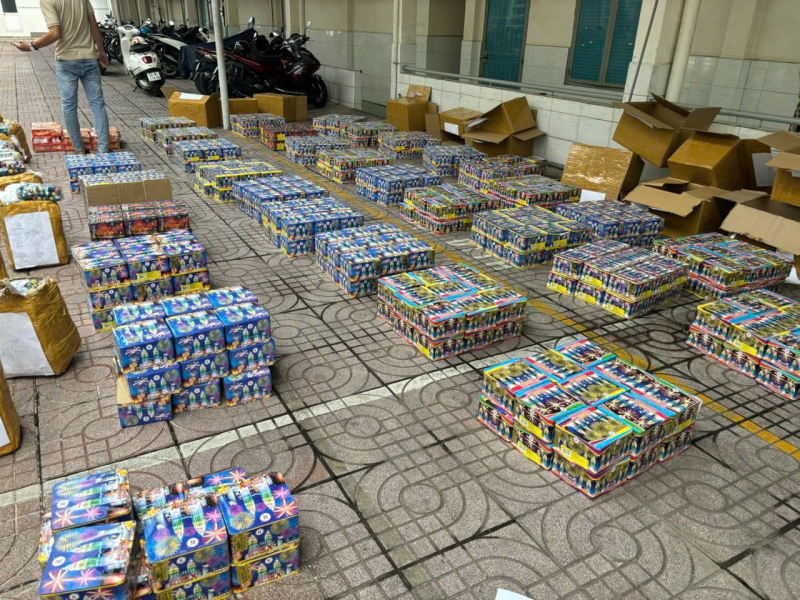 Bắt giữ 2 đối tượng buôn lậu hơn 1,2 tấn pháo nổ -1