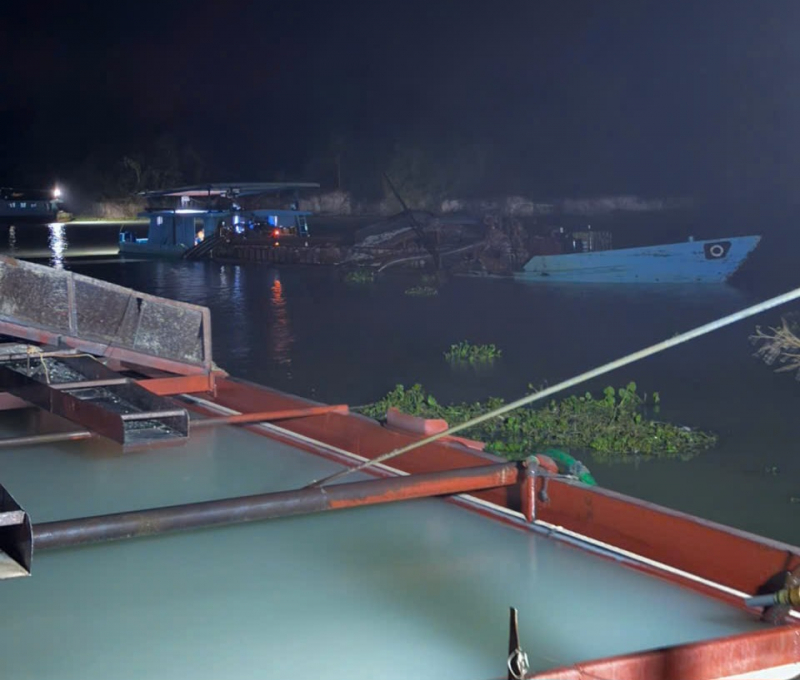 Bắt quả tang 3 xà lan hút 120m3 cát trái phép ở hồ Dầu Tiếng -0