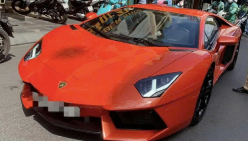 Chiếc siêu xe Lamborghini đậu bất thường giữa đường do cụ ông 70 tuổi cầm lái bị nhồi máu cơ tim -0