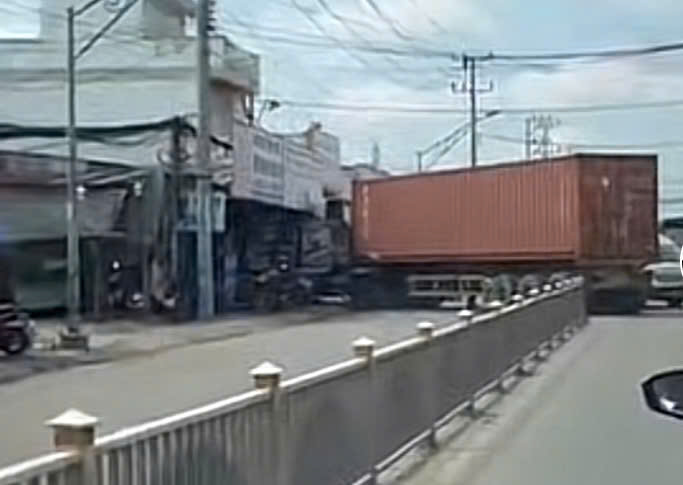 Bác thông tin xe đầu kéo lao vào nhà dân khiến một CSGT tử vong -0