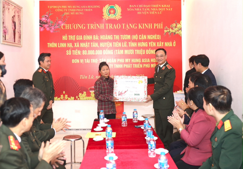 Thứ trưởng Phạm Thế Tùng trao kinh phí hỗ trợ xây dựng nhà và tặng quà cho hộ cận nghèo, gia đình chính sách tỉnh Hưng Yên -0