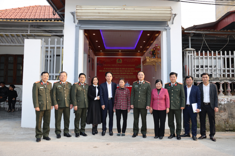 Thứ trưởng Phạm Thế Tùng trao kinh phí hỗ trợ xây dựng nhà cho hộ cận nghèo gia đình chính sách tỉnh Hưng Yên -0