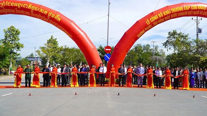 Khai trương cặp Cửa khẩu Quốc tế đường bộ và đường sông Thường Phước - Kaoh Roka -0