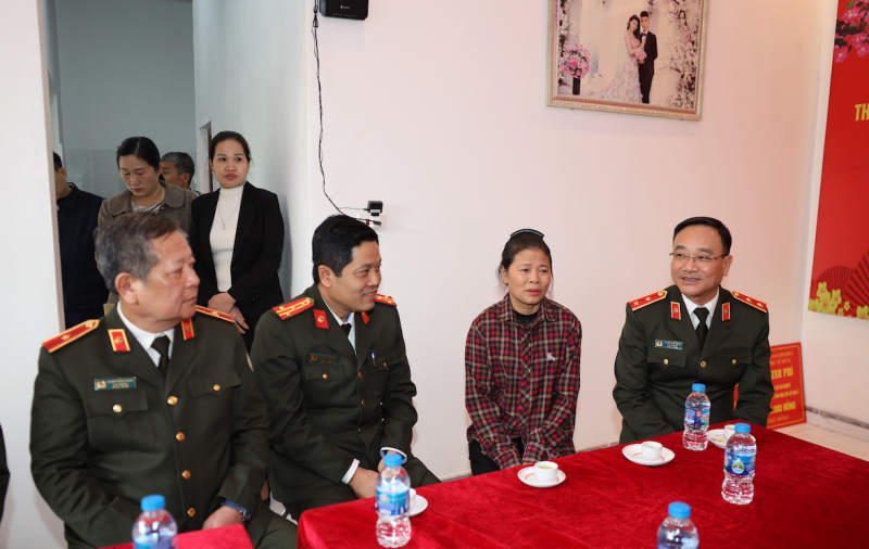 Thứ trưởng Phạm Thế Tùng trao kinh phí hỗ trợ xây dựng nhà cho hộ cận nghèo gia đình chính sách tỉnh Hưng Yên -0