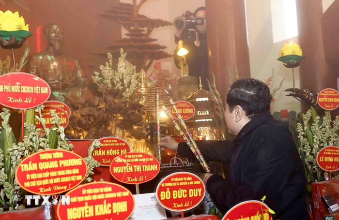 Chủ tịch Quốc hội Trần Thanh Mẫn dâng hương tưởng nhớ Chủ tịch Hồ Chí Minh -0