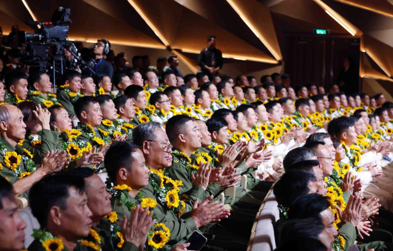 “Sống trong lòng dân” để hết lòng 