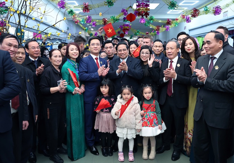 Thủ tướng Phạm Minh Chính thăm Trung tâm thương mại lớn của người Việt tại Ba Lan -0