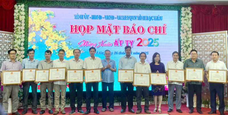 Văn phòng thường trú Báo CAND tại ĐBSCL được Chủ tịch UBND TP Cần Thơ tặng Bằng khen -0