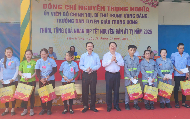 Trưởng Ban Tuyên giáo Trung ương tặng quà Tết cho công nhân tại Tiền Giang -0