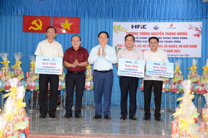 Trưởng Ban Tuyên giáo Trung ương trao quà cho gia đình chính sách, hộ nghèo tại Gò Công -0