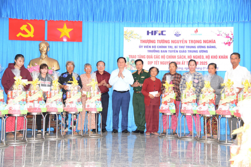 Trưởng Ban Tuyên giáo Trung ương trao quà cho gia đình chính sách, hộ nghèo tại Gò Công -0