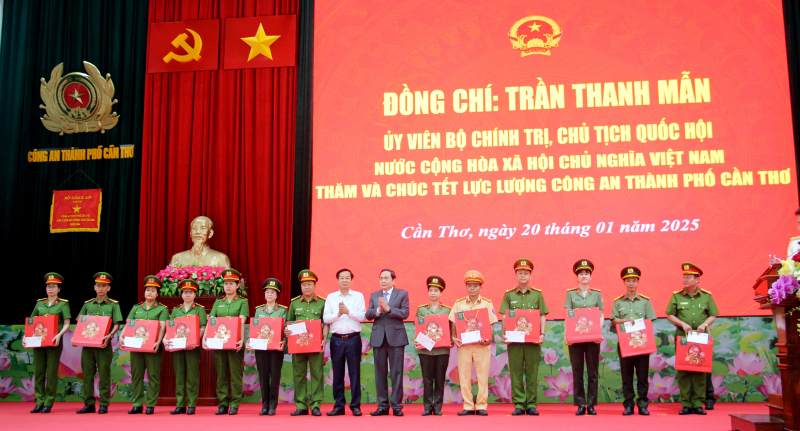 Chủ tịch Quốc hội thăm, động viên, chúc Tết CBCS Công an TP Cần Thơ -0