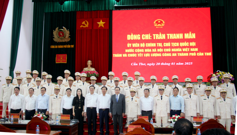 Chủ tịch Quốc hội thăm, động viên, chúc Tết CBCS Công an TP Cần Thơ -0