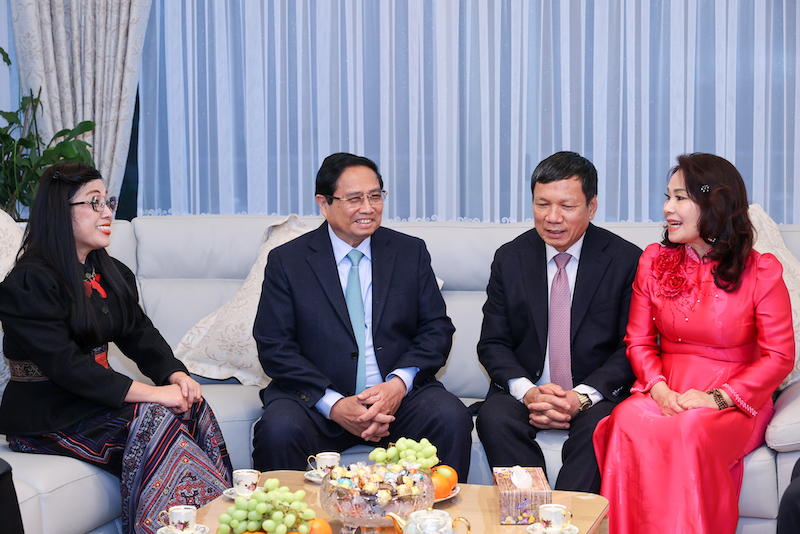 Thủ tướng Phạm Minh Chính thăm gia đình Việt kiều tiêu biểu tại Czech -0