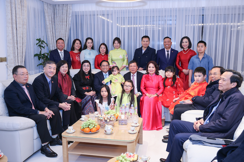 Thủ tướng Phạm Minh Chính thăm gia đình Việt kiều tiêu biểu tại Czech -0