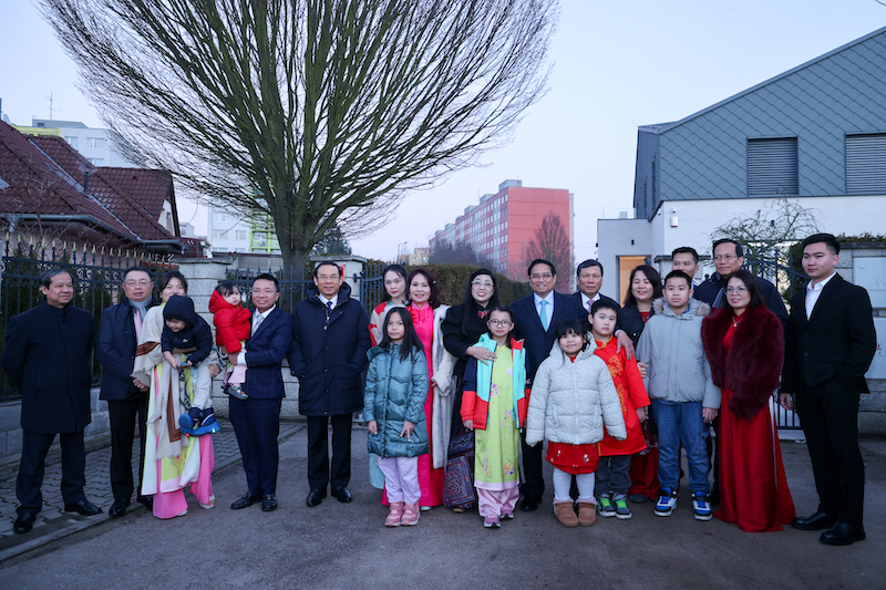 Thủ tướng Phạm Minh Chính thăm gia đình Việt kiều tiêu biểu tại Czech -0