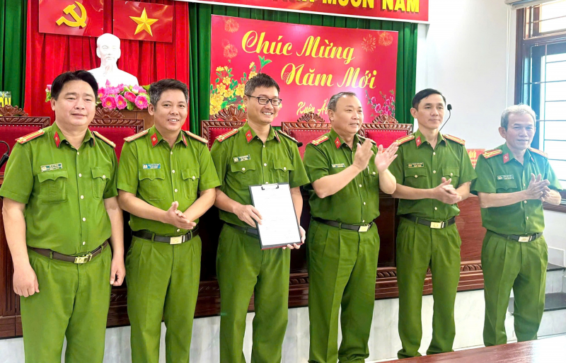 Khen thưởng Ban chuyên án triệt phá đường dây môi giới mại dâm -0