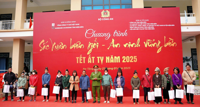 Ấm áp chương trình “Sắc xuân biên giới - An ninh vững bền” tại xã Na Tông, Điện Biên -0