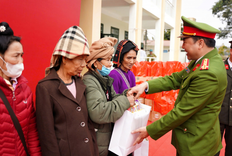 Ấm áp chương trình “Sắc xuân biên giới - An ninh vững bền” tại xã Na Tông, Điện Biên -1