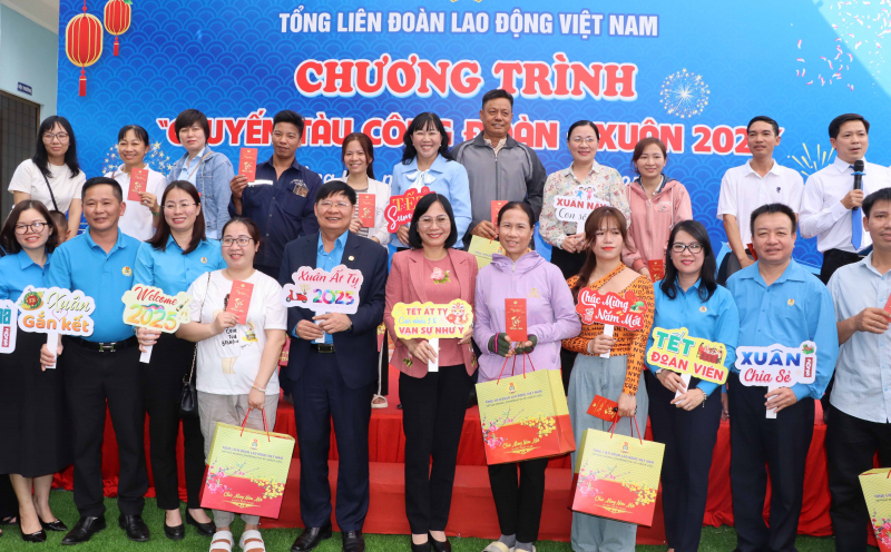 Nhiều “chuyến tàu Công đoàn” đưa công nhân khó khăn về quê đón Tết -0