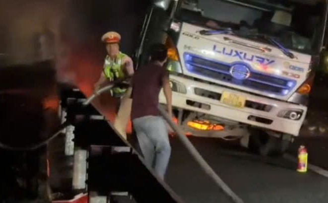 CSGT kịp thời hỗ trợ chữa cháy xe chở đầy rau củ trên cao tốc TP Hồ Chí Minh-Trung Lương -1