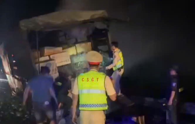 CSGT kịp thời hỗ trợ chữa cháy xe chở đầy rau củ trên cao tốc TP Hồ Chí Minh-Trung Lương -0