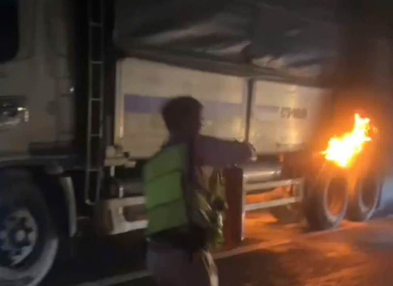 CSGT kịp thời hỗ trợ chữa cháy xe chở đầy rau củ trên cao tốc TP Hồ Chí Minh-Trung Lương -0