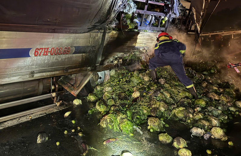 CSGT kịp thời hỗ trợ chữa cháy xe chở đầy rau củ trên cao tốc TP Hồ Chí Minh-Trung Lương -0