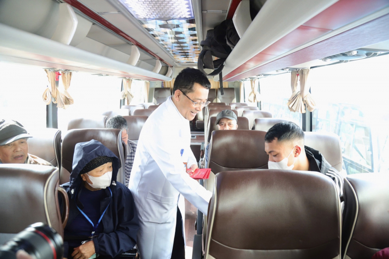 Bữa cơm tất niên và những chuyến xe miễn phí cho bệnh nhân ung thư về quê ăn Tết -0