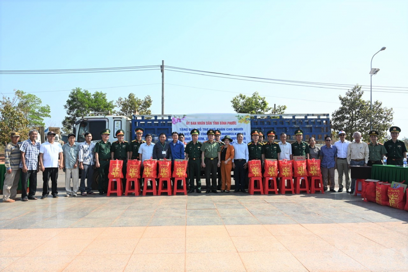 Trao quà tết cho người Việt tại Campuchia -0