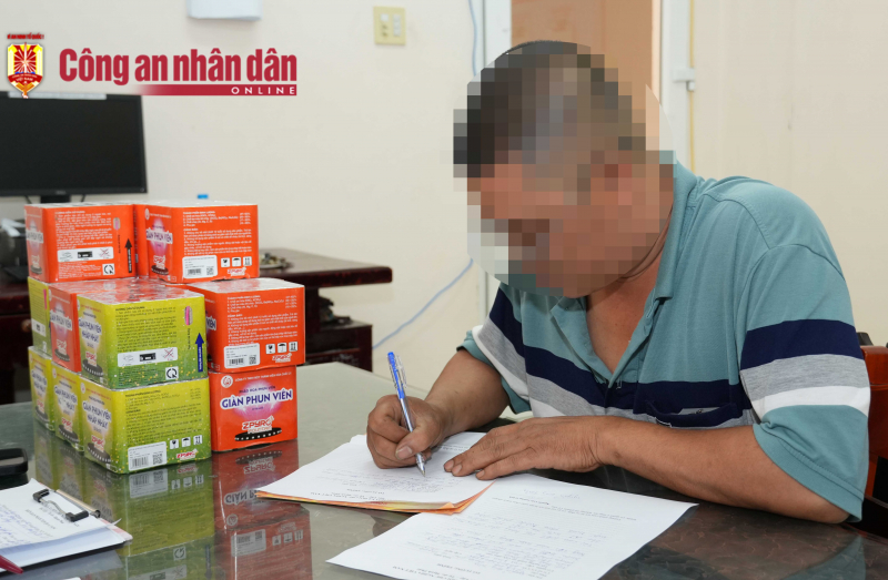 Bắt quả tang cơ sở kinh doanh pháo hoa không phép -0