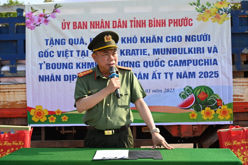 Trao quà tết cho người Việt tại Campuchia -0