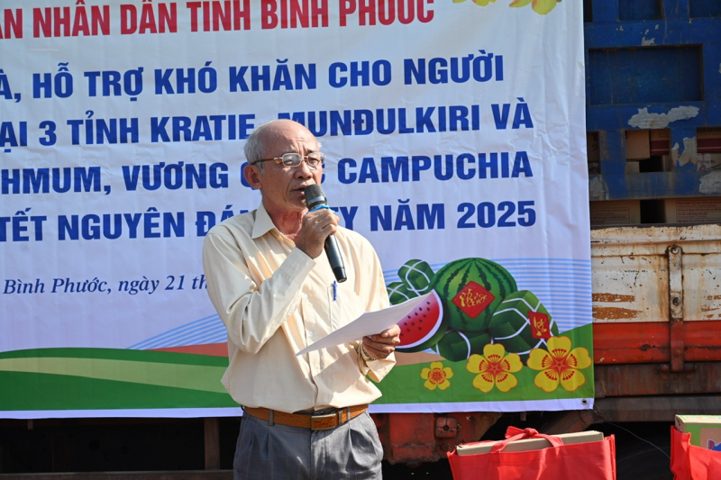 Trao quà tết cho người Việt tại Campuchia -0