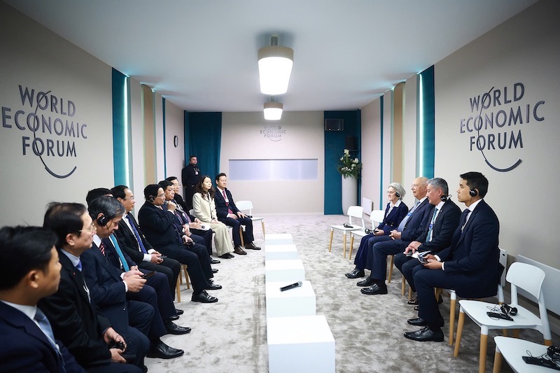 Thủ tướng Phạm Minh Chính trao bằng Tiến sĩ Danh dự của Đại học Quốc gia Hà Nội tặng Giáo sư Klaus Schwab -1