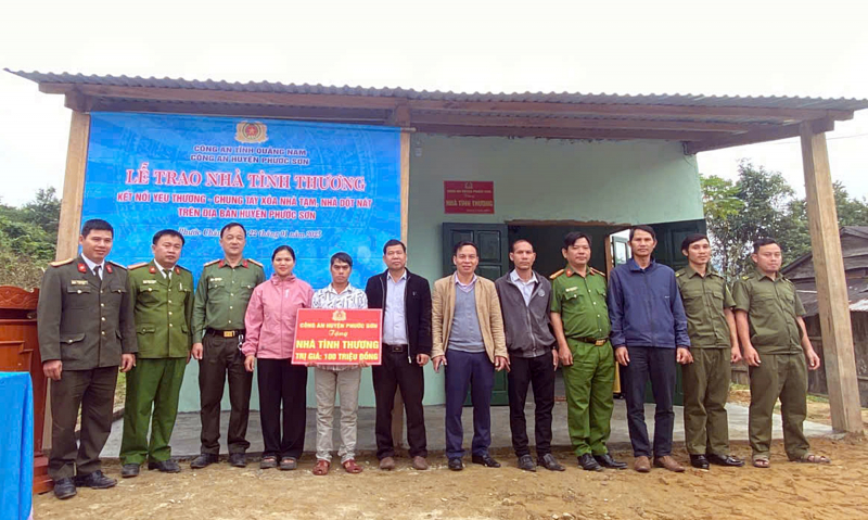 Công an miền núi Phước Sơn trao nhà tình thương, tặng quà và xuống đồng gieo sạ giúp dân -0