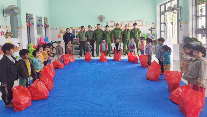Công an miền núi Phước Sơn trao nhà tình thương, tặng quà và xuống đồng gieo sạ giúp dân -0