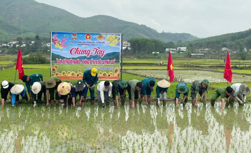 Công an miền núi Phước Sơn trao nhà tình thương, tặng quà và xuống đồng gieo sạ giúp dân -0
