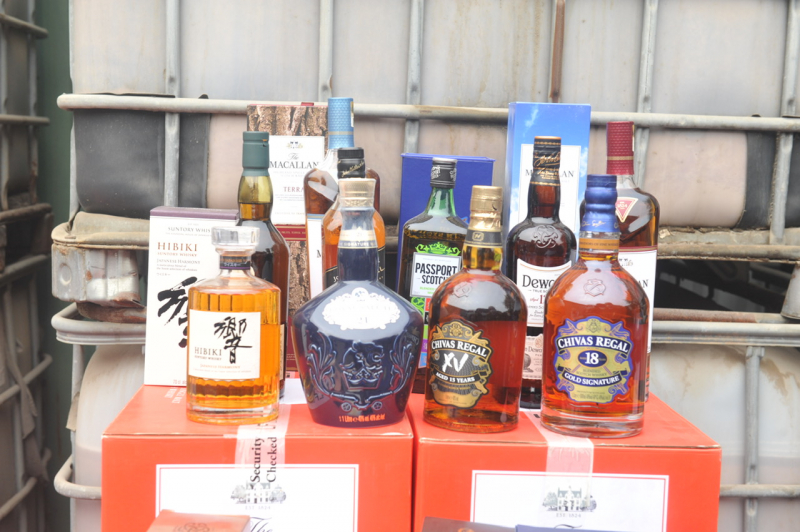 Gần 5.000 chai rượu ngoại nhập lậu từ Quảng Trị tập kết ra Hà Nội để tiêu thụ dịp Tết -0