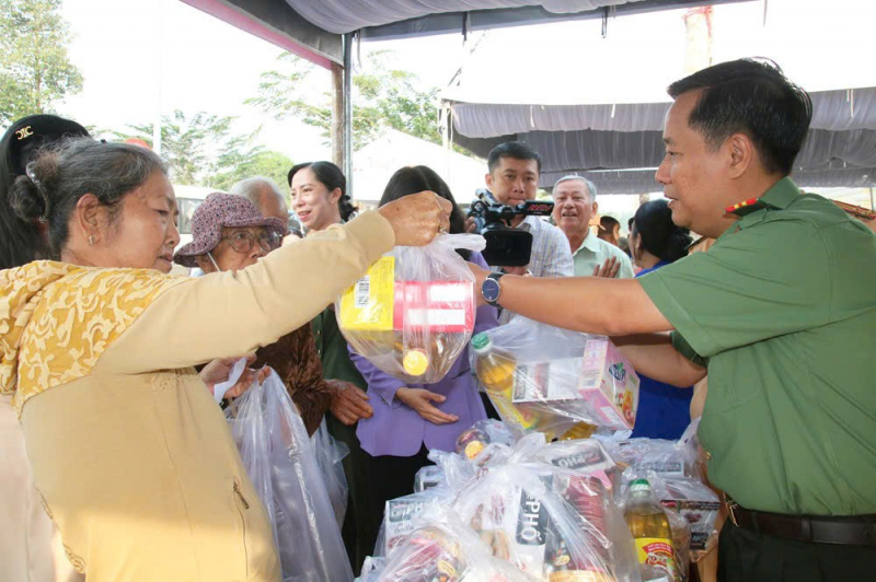 Ý nghĩa “Phiên chợ 0 đồng” của Công an tỉnh An Giang -1
