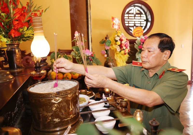 Công an TP Cần Thơ dâng hương tưởng niệm Chủ tịch Hồ Chí Minh và các Anh hùng liệt sĩ  -0