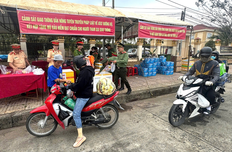 Công an Đắk Nông tiếp sức cho người dân trên đường về quê đón Tết -0