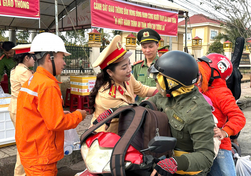 Công an Đắk Nông tiếp sức cho người dân trên đường về quê đón Tết -1