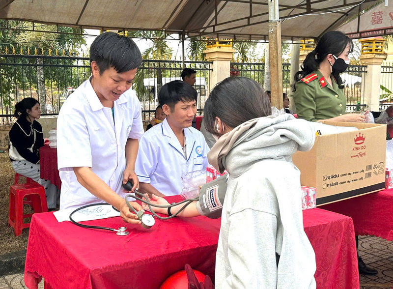 Công an Đắk Nông tiếp sức cho người dân trên đường về quê đón Tết -0